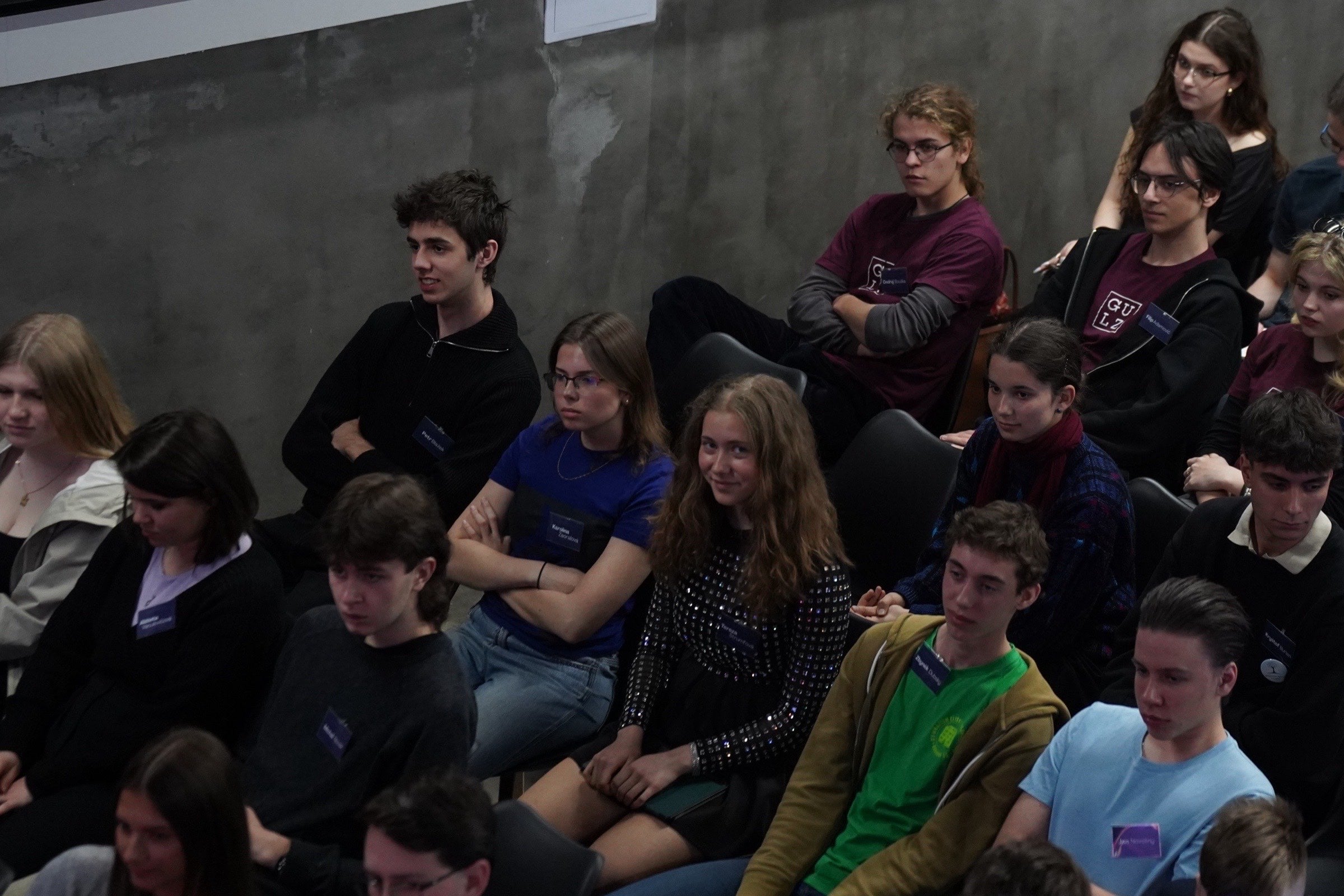 Zahájení konference — sál plný studentů