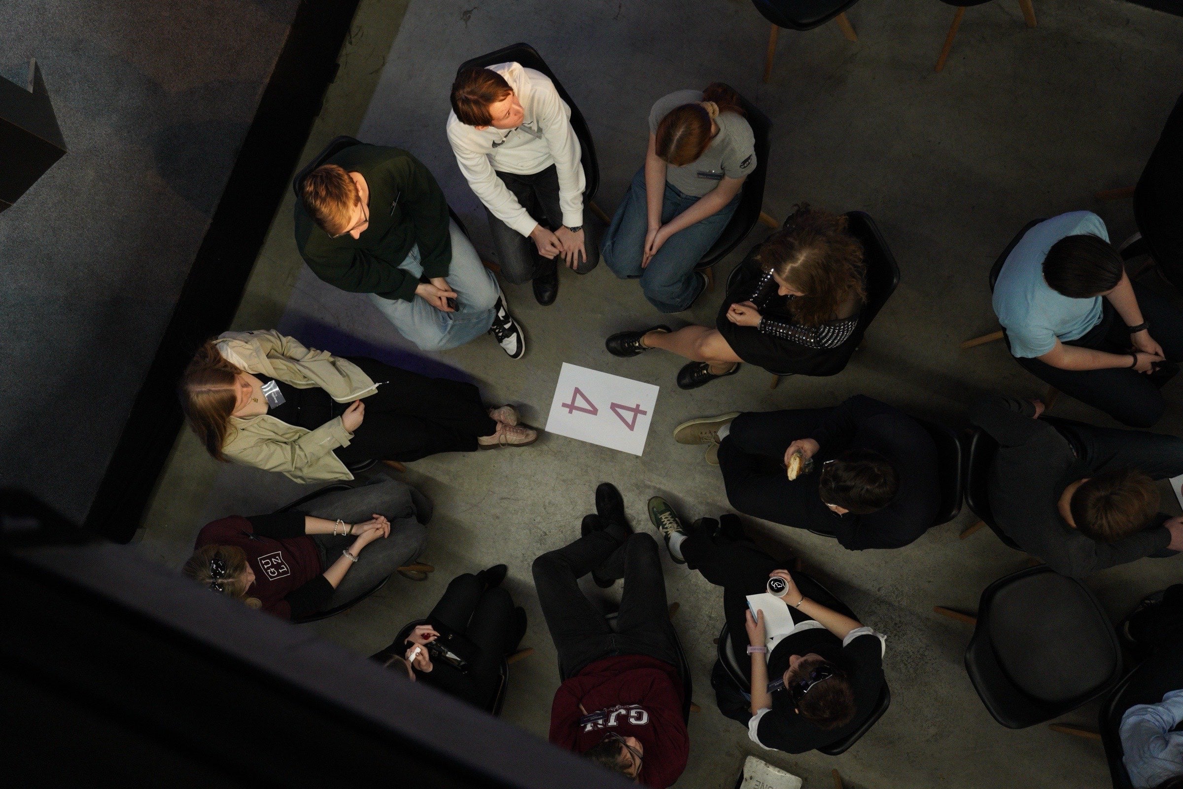 Diskuzní laboratoře — studenti v kruhu